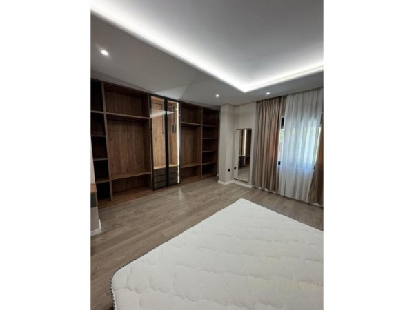 Tirane, jepet me qera apartament 1+1 Kati 1, 65 m² 600 € (Rr.Hamdi Sina)
