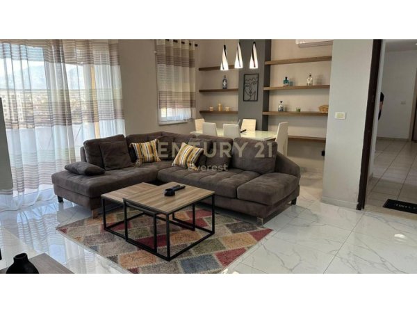 Tirane, jepet me qera apartament 2+1 Kati 7, 85 m² 550 € (Rr.Veli Dedi)