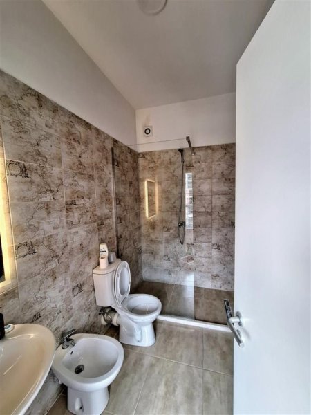 Tirane, jepet me qera apartament 2+1+Ballkon Kati 5, 85 m² 550 € (Mangalemi , Ali Dem)