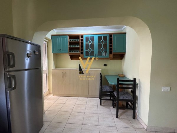 Tirane, jepet me qera apartament 1+1+Ballkon Kati 5, 60 m² 500 € (RRUGA GRIGOR HEBA)