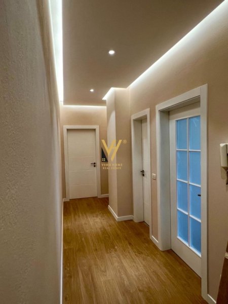 Tirane, jepet me qera apartament 1+1+Ballkon Kati 5, 78 m² 550 € (TREGU ELEKTRIK)