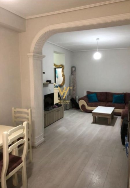 Tirane, jepet me qera apartament 1+1+Ballkon Kati 3, 60 m² 550 € (NISHARAKU)