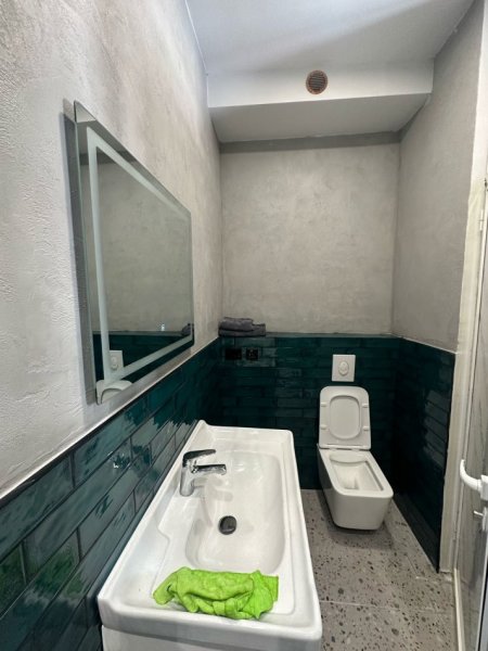 Tirane, jepen me qera 2 garsoniere  Kati 5, 40 m² + 40 m2  Cmimi 45.000 Leke njera (Rr.Reshit Collaku Shallvaret)