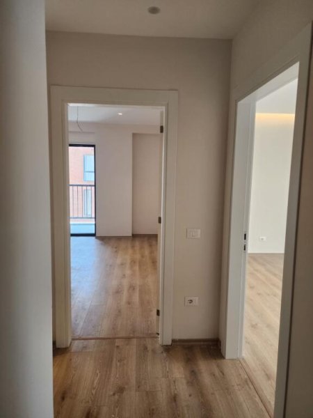 Tirane, jepet me qera apartament 2+1 bosh + parkim Kati 6, 92 m² 500 € (STACIONI I TRENIT)