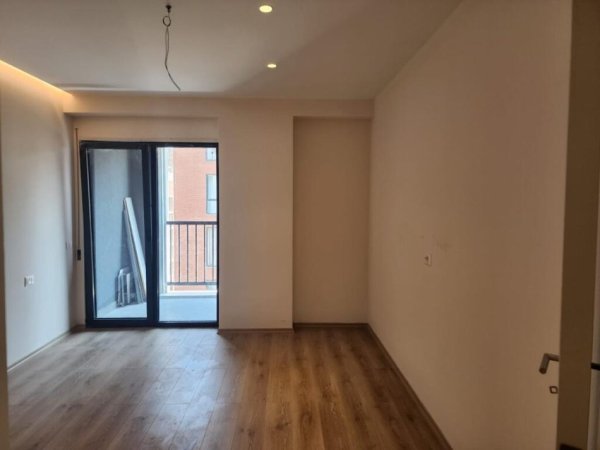 Tirane, jepet me qera apartament 2+1 bosh + parkim Kati 6, 92 m² 500 € (STACIONI I TRENIT)