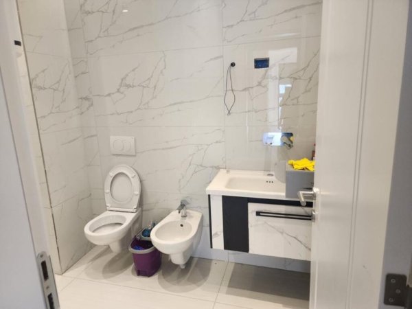 Tirane, jepet me qera apartament 2+1 bosh + parkim Kati 6, 92 m² 500 € (STACIONI I TRENIT)