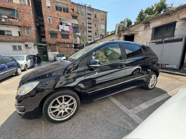 Tirane, shitet makine Mercedes Benz B Class Benzin, e zeze automatik Kondicioner 219.170 km 6.000 €