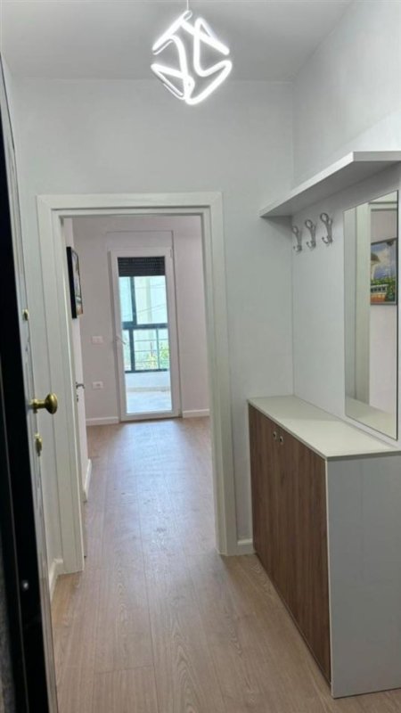 Tirane, jepet me qera apartament 1+1+Ballkon Kati 4, 65 m² 470 €