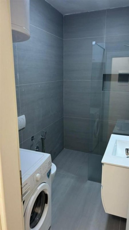 Tirane, jepet me qera apartament 1+1+Ballkon Kati 4, 65 m² 470 €
