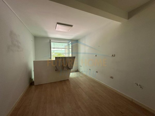Shitet, Apartament 2+1, Sheshi Wilson, Tiranë.