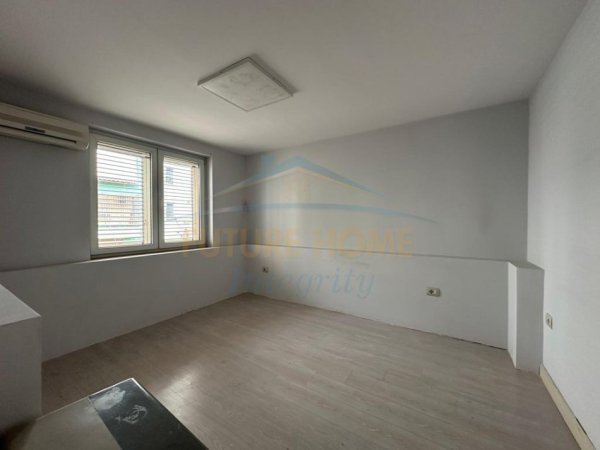 Shitet, Apartament 2+1, Sheshi Wilson, Tiranë.