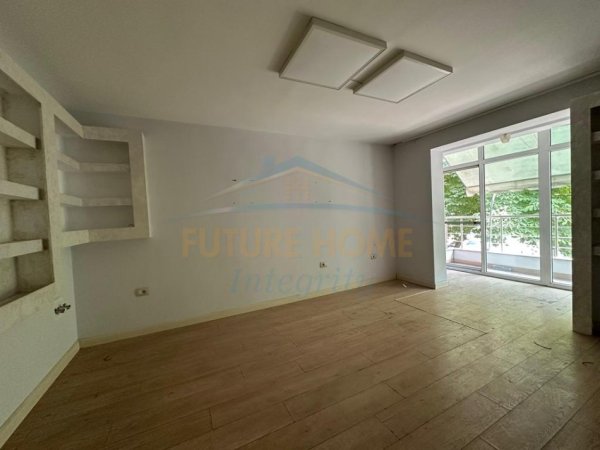 Shitet, Apartament 2+1, Sheshi Wilson, Tiranë.