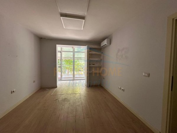 Shitet, Apartament 2+1, Sheshi Wilson, Tiranë.