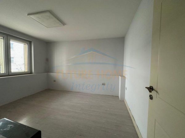 Shitet, Apartament 2+1, Sheshi Wilson, Tiranë.