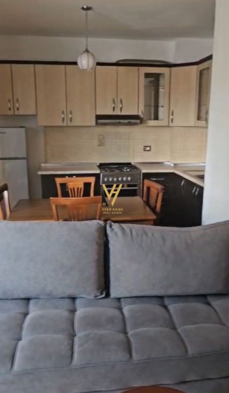 Tirane, jepet me qera apartament 2+1+Ballkon Kati 8, 110 m² 700 € (21 DHJETORI)