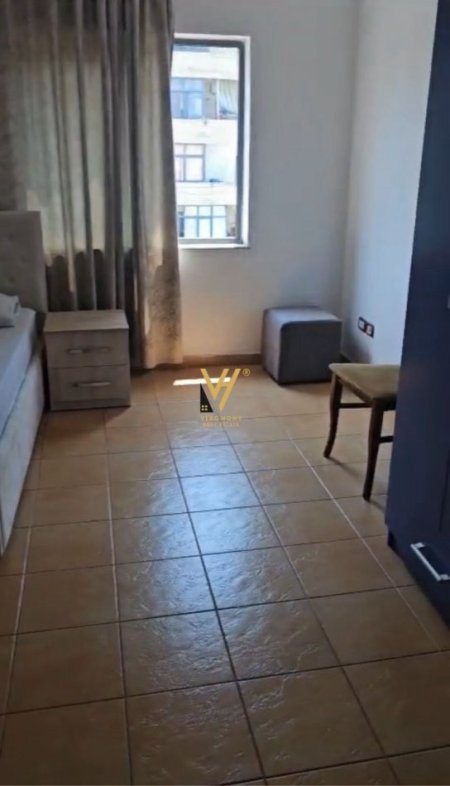 Tirane, jepet me qera apartament 2+1+Ballkon Kati 8, 110 m² 700 € (21 DHJETORI)