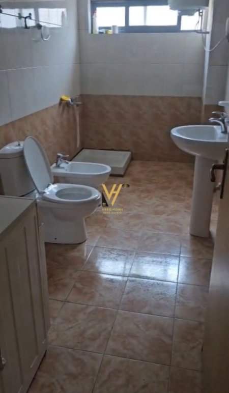 Tirane, jepet me qera apartament 2+1+Ballkon Kati 8, 110 m² 700 € (21 DHJETORI)