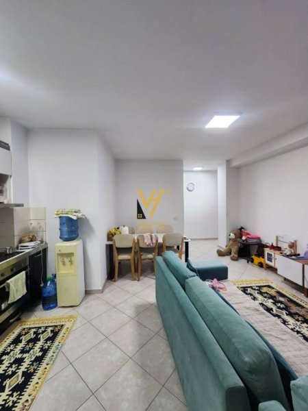 Tirane, jepet me qera apartament 1+1+Ballkon Kati 4, 75 m² 500 € (ISH PARKU I AUTOBUZAVE)