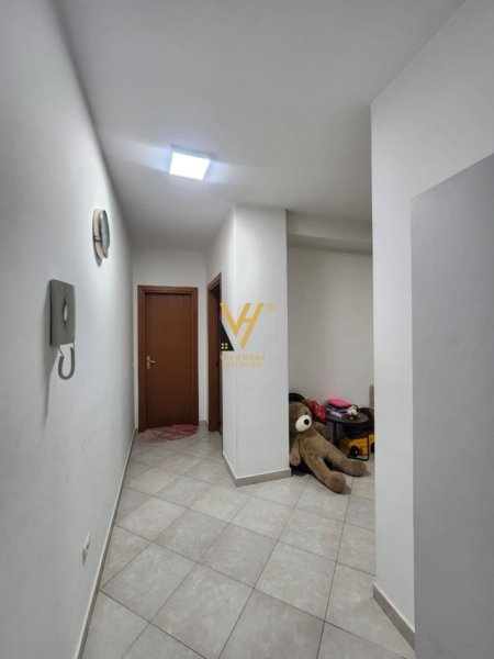 Tirane, jepet me qera apartament 1+1+Ballkon Kati 4, 75 m² 500 € (ISH PARKU I AUTOBUZAVE)