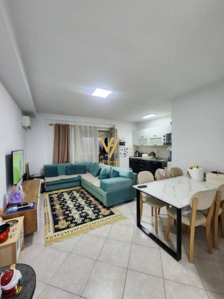 Tirane, jepet me qera apartament 1+1+Ballkon Kati 4, 75 m² 500 € (ISH PARKU I AUTOBUZAVE)