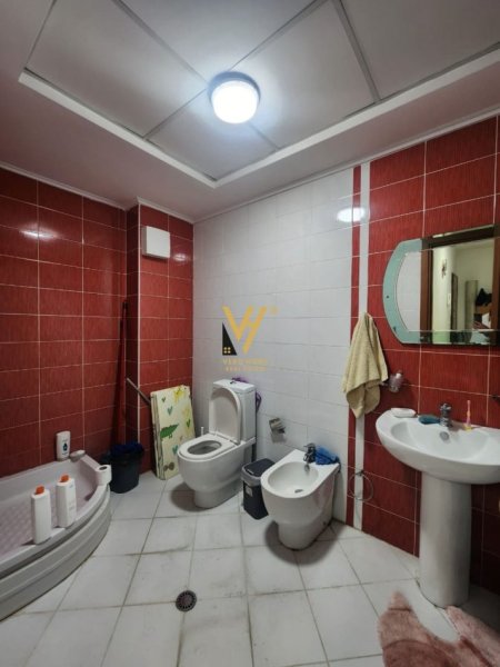 Tirane, jepet me qera apartament 1+1+Ballkon Kati 4, 75 m² 500 € (ISH PARKU I AUTOBUZAVE)