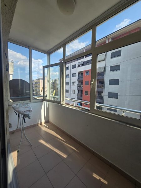 Tirane, jepet me qera apartament 1+1+Ballkon Kati 4, 65 m² 450 € (Selite prane Universiteti Marlin Barleti)