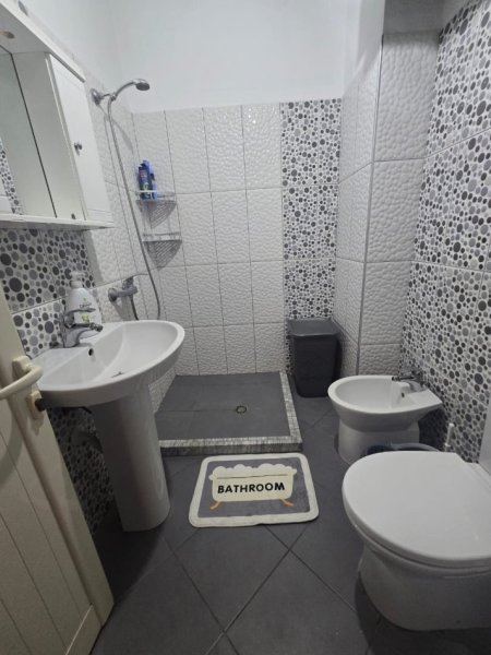 Tirane, jepet me qera apartament 1+1+Ballkon Kati 4, 65 m² 450 € (Selite prane Universiteti Marlin Barleti)