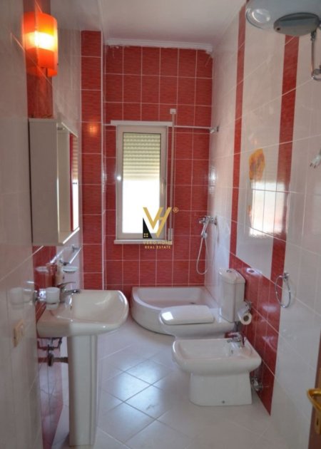 Tirane, jepet me qera apartament 4+1+Ballkon Kati 5, 210 m² 1.200 € (RRUGA HAMDI SINA)