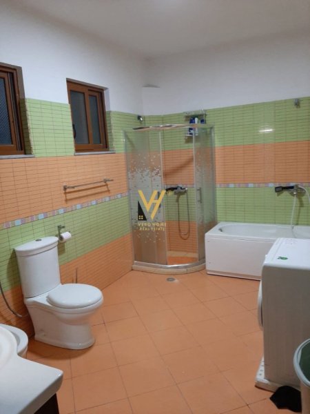 Tirane, jepet me qera Vile 3 Katshe Kati 0, 350 m² 850 € (MEZEZ)