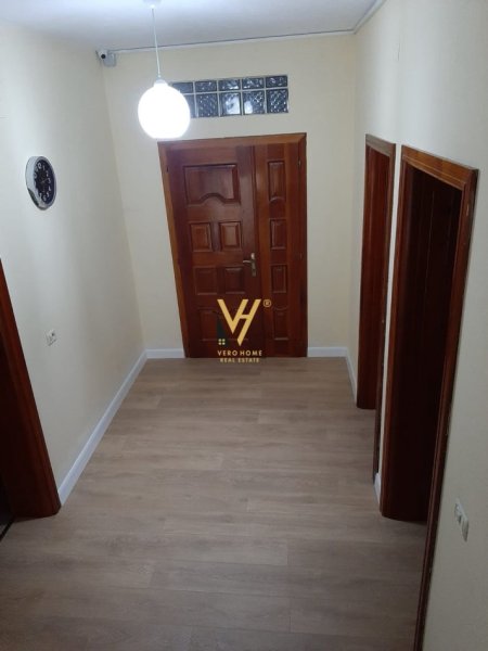 Tirane, jepet me qera Vile 3 Katshe Kati 0, 350 m² 850 € (MEZEZ)