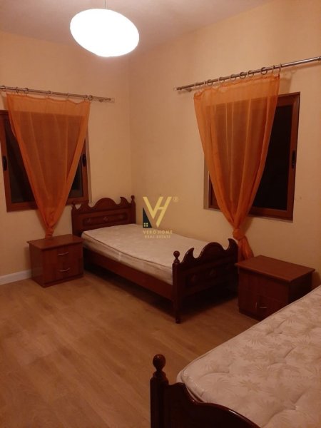 Tirane, jepet me qera Vile 3 Katshe Kati 0, 350 m² 850 € (MEZEZ)