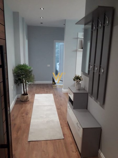 Tirane, jepet me qera apartament 2+1+Ballkon Kati 4, 100 m² 700 € (21 DHJETORI)