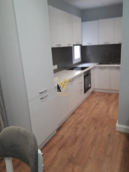 Tirane, jepet me qera apartament 2+1+Ballkon Kati 4, 100 m² 700 € (21 DHJETORI)