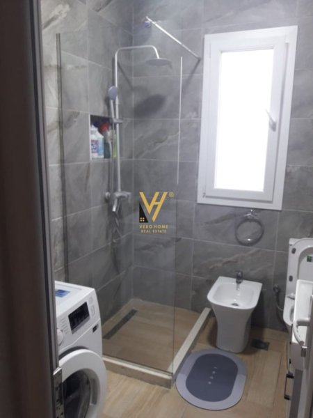 Tirane, jepet me qera apartament 2+1+Ballkon Kati 4, 100 m² 700 € (21 DHJETORI)