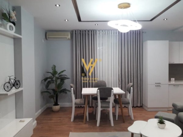 Tirane, jepet me qera apartament 2+1+Ballkon Kati 4, 100 m² 700 € (21 DHJETORI)