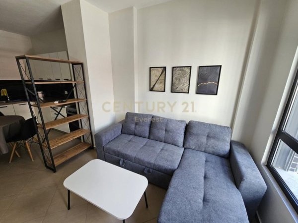 Tirane, jepet me qera apartament 1+1 Kati 5, 60 m² 500 € (Farmacia 10)