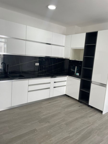 Tirane, jepet me qera apartament 3+1 Kati 3, 117 m² 500 € (Rruga 5 Maji)