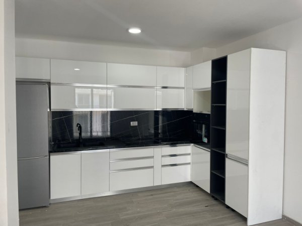 Tirane, jepet me qera apartament 3+1 Kati 3, 117 m² 500 € (Rruga 5 Maji)