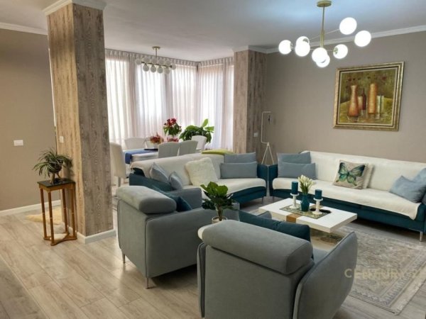Tirane, jepet me qera apartament 3+1 Kati 5, 129 m² 1.100 € 
