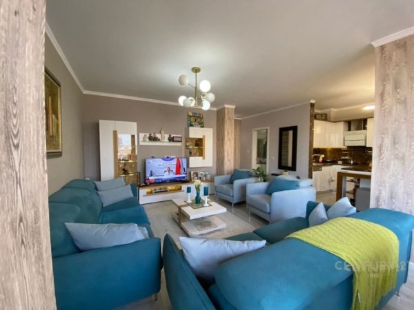 Tirane, jepet me qera apartament 3+1 Kati 5, 129 m² 1.100 € 