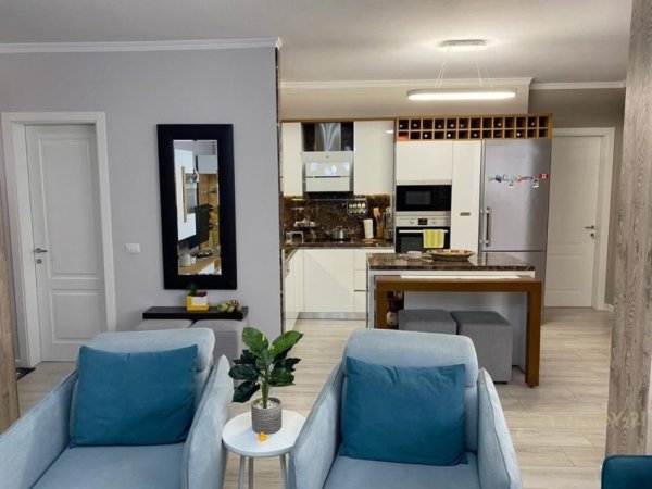 Tirane, jepet me qera apartament 3+1 Kati 5, 129 m² 1.100 € 