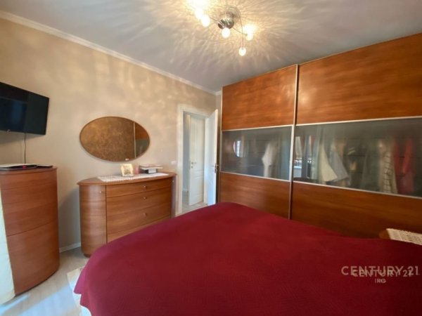 Tirane, jepet me qera apartament 3+1 Kati 5, 129 m² 1.100 € 