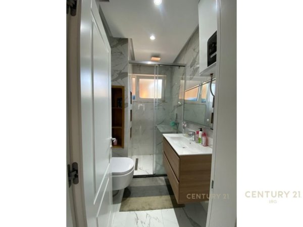 Tirane, jepet me qera apartament 3+1 Kati 5, 129 m² 1.100 € 