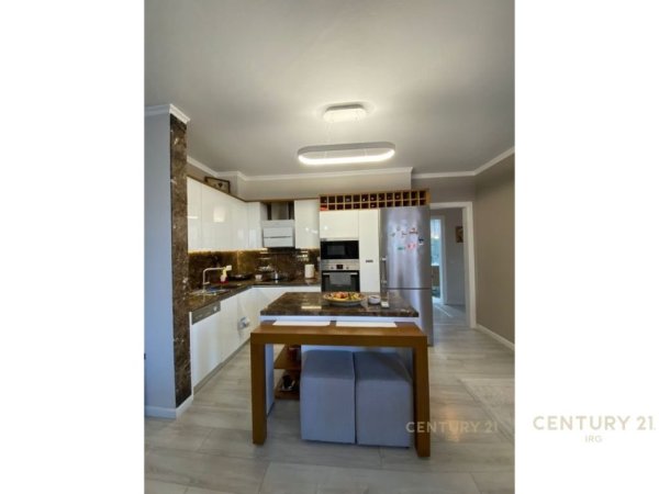 Tirane, jepet me qera apartament 3+1 Kati 5, 129 m² 1.100 € 