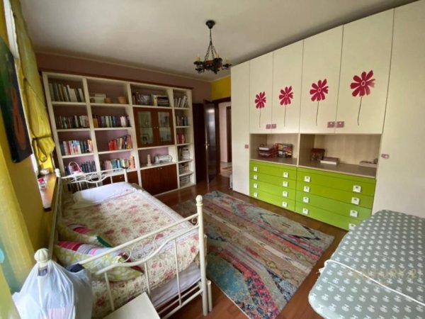 Tirane, jepet me qera apartament 3+1 Kati 5, 129 m² 1.100 € 
