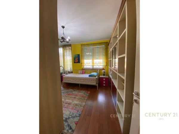 Tirane, jepet me qera apartament 3+1 Kati 5, 129 m² 1.100 € 