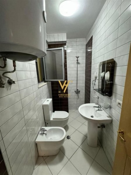 Tirane, jepet me qera apartament 3+1+Ballkon Kati 5, 120 m² 1.000 € (LIQENI THATE)