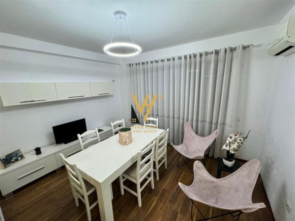Tirane, jepet me qera apartament 3+1+Ballkon Kati 5, 120 m² 1.000 € (LIQENI THATE)