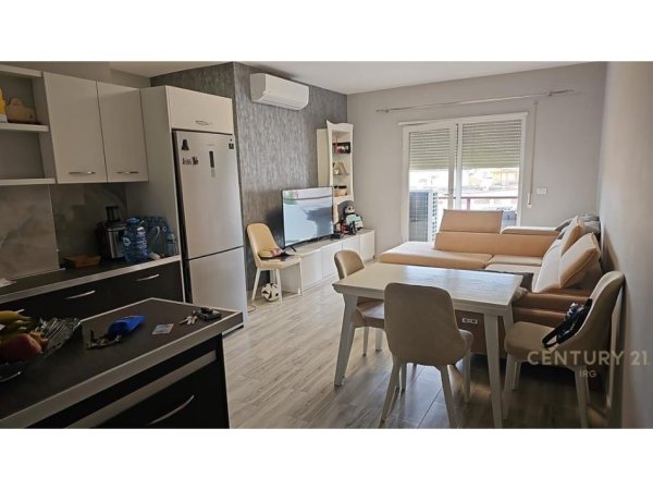 Tirane, jepet me qera apartament 2+1 Kati 3, 90 m² 640 € (Rr.Studenti)