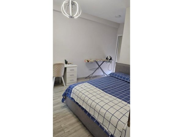 Tirane, jepet me qera apartament 2+1 Kati 3, 90 m² 640 € (Rr.Studenti)